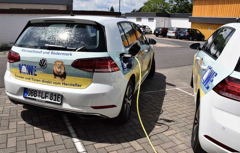 Elektrofahrzeug beim Laden bei LÖWE Fenster