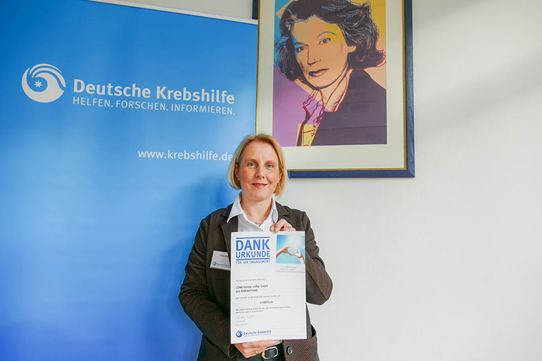 Britta Vogt, Stiftung Deutsche Krebshilfe, mit der Dankurkunde für LÖWE Fenster Löffler GmbH